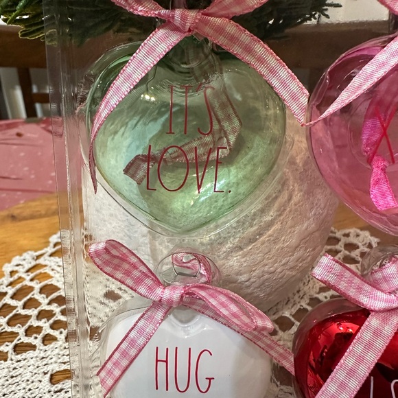 “Valentine’s Day ” ornaments - Set of 6
RAE DUNN - Picture 3 of 7